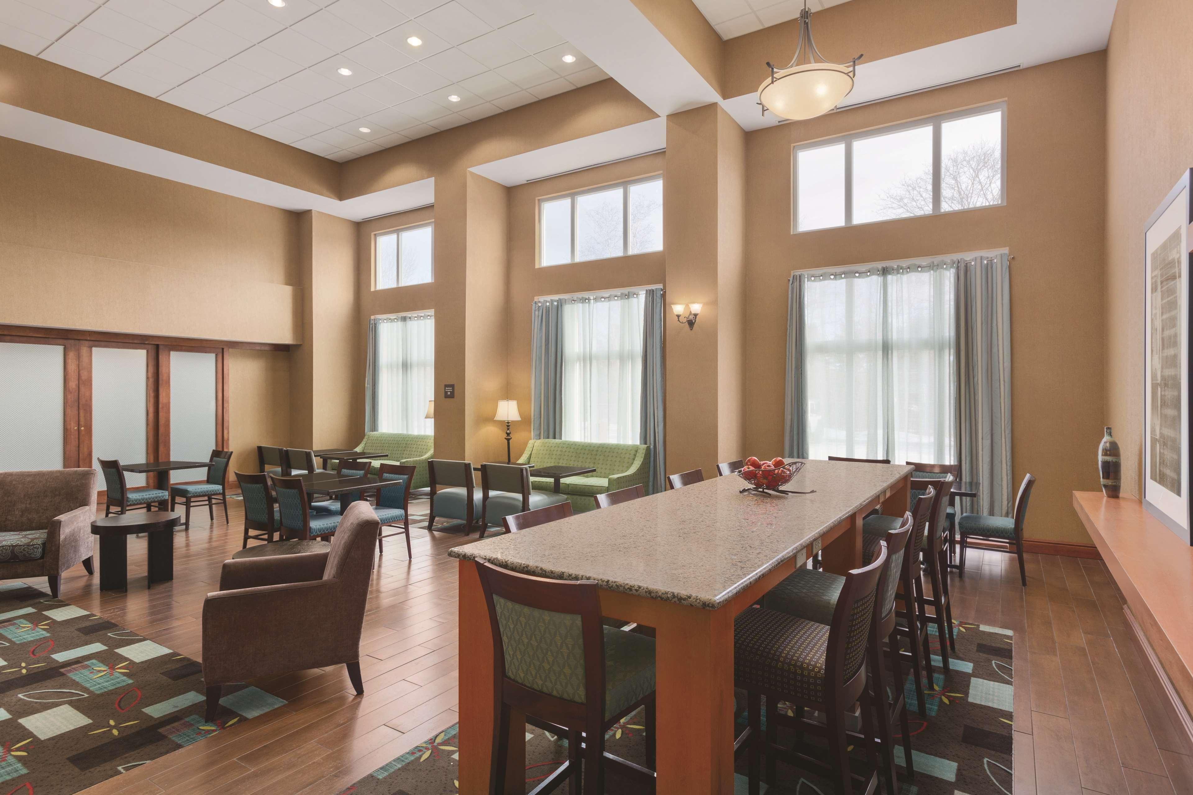 Hampton Inn & Suites Greenfield Bagian luar foto