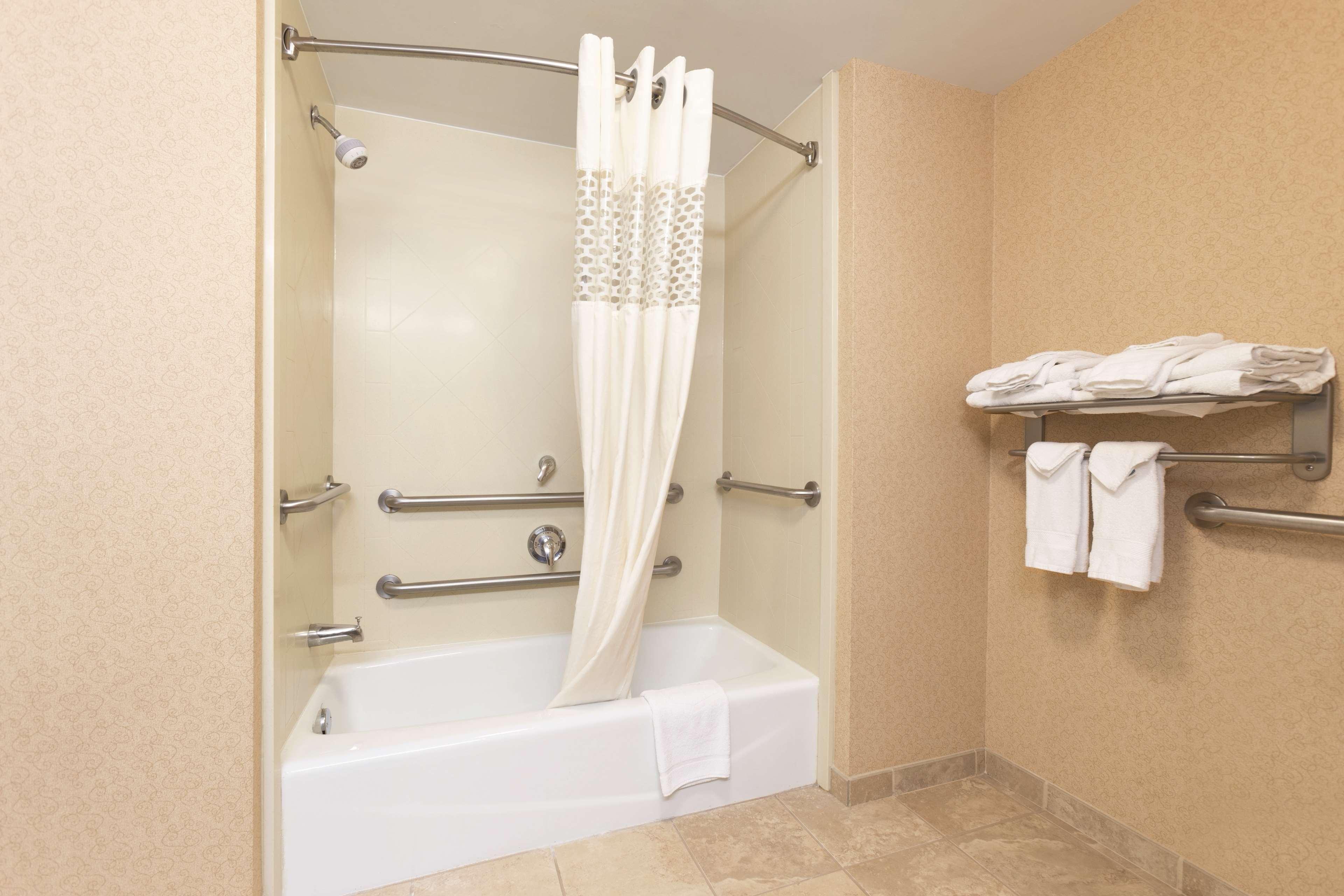 Hampton Inn & Suites Greenfield Bagian luar foto