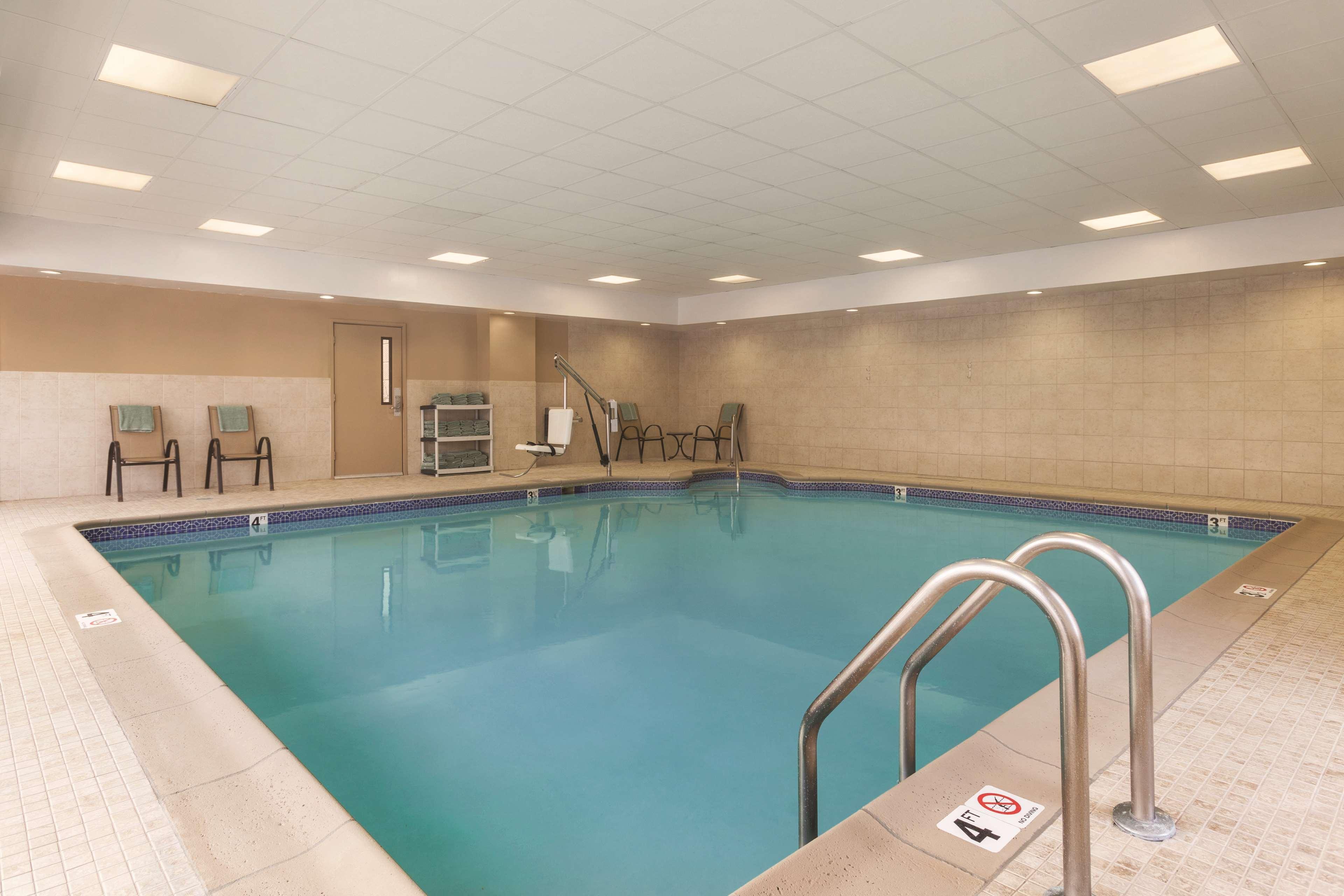 Hampton Inn & Suites Greenfield Bagian luar foto