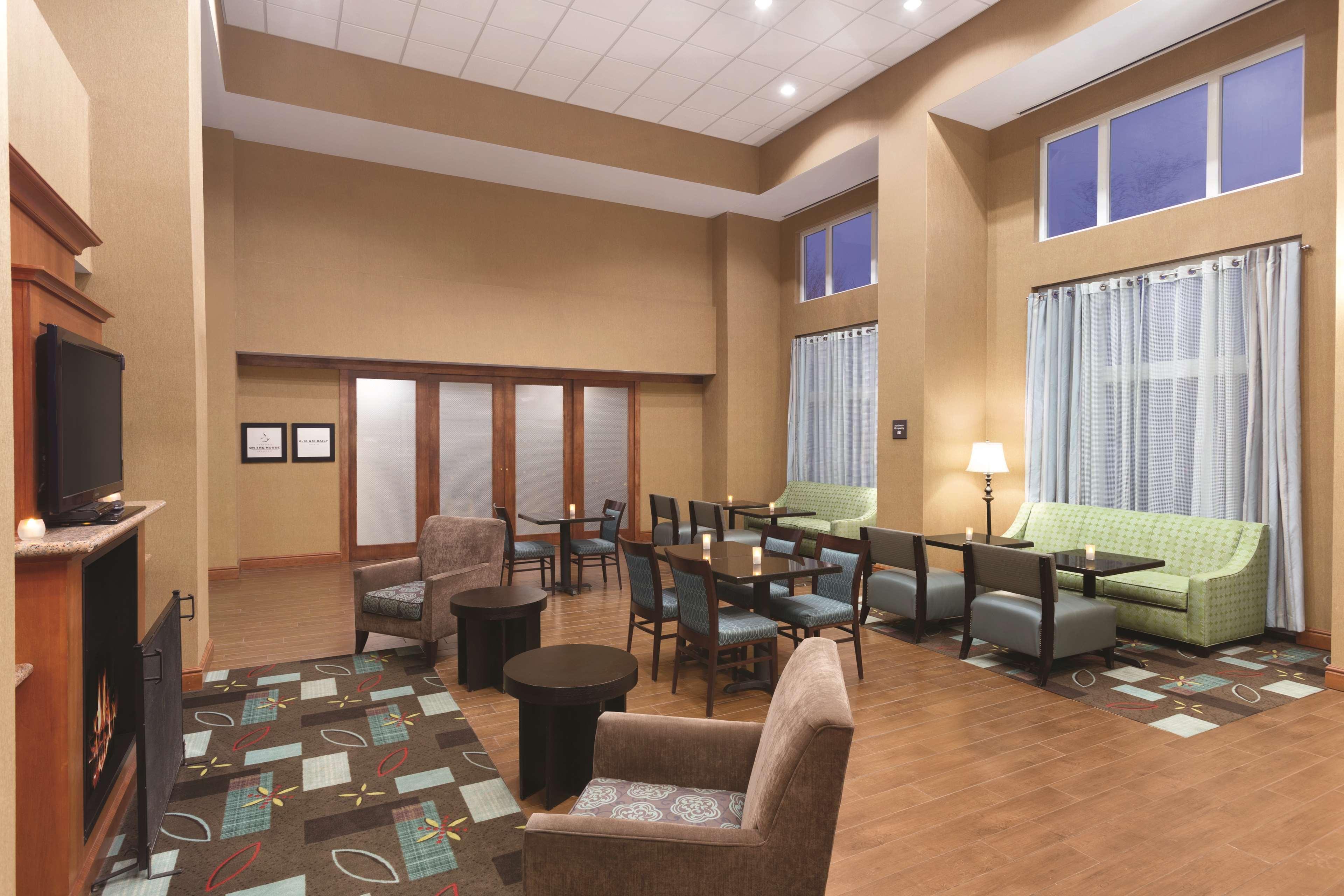 Hampton Inn & Suites Greenfield Bagian luar foto