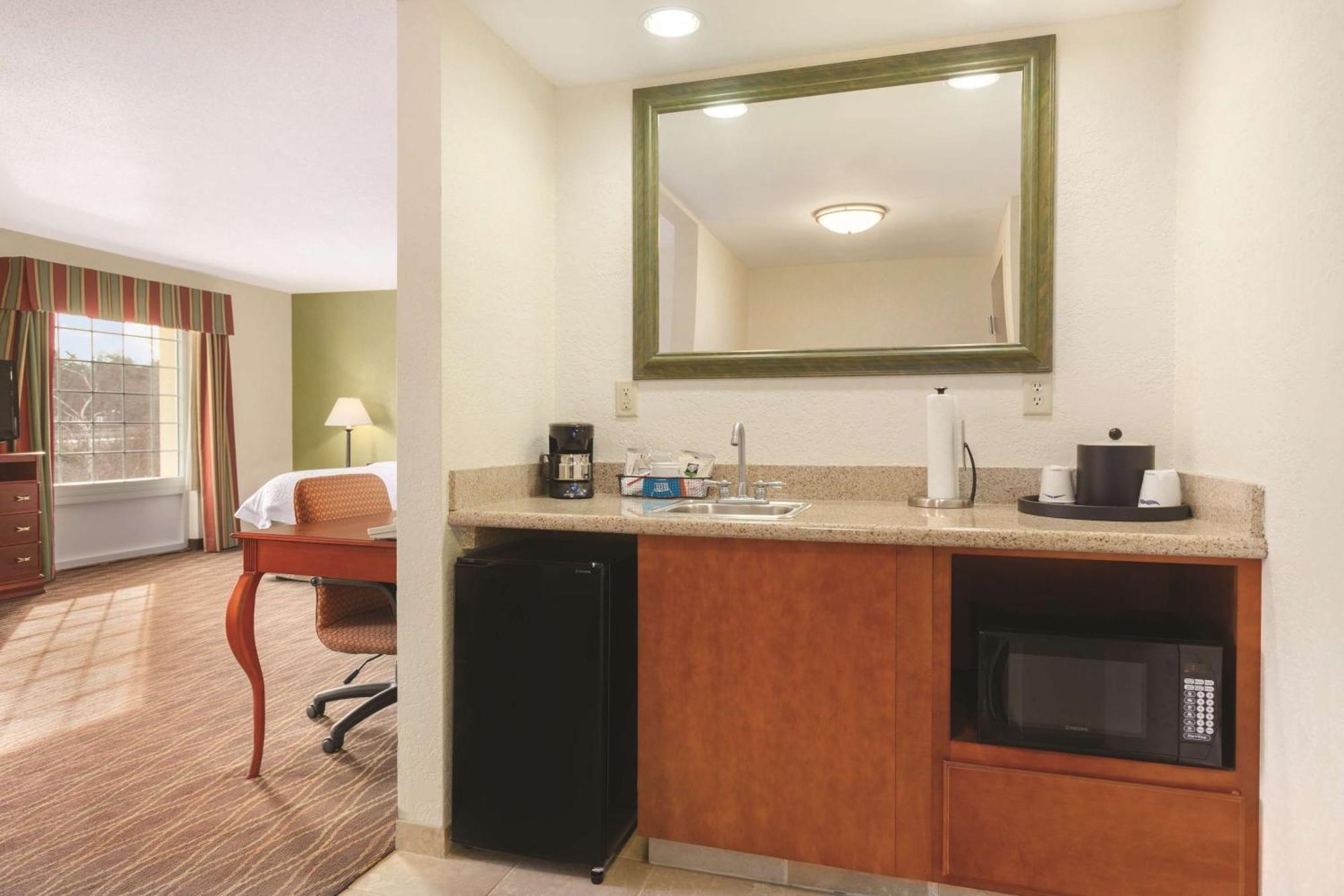 Hampton Inn & Suites Greenfield Bagian luar foto