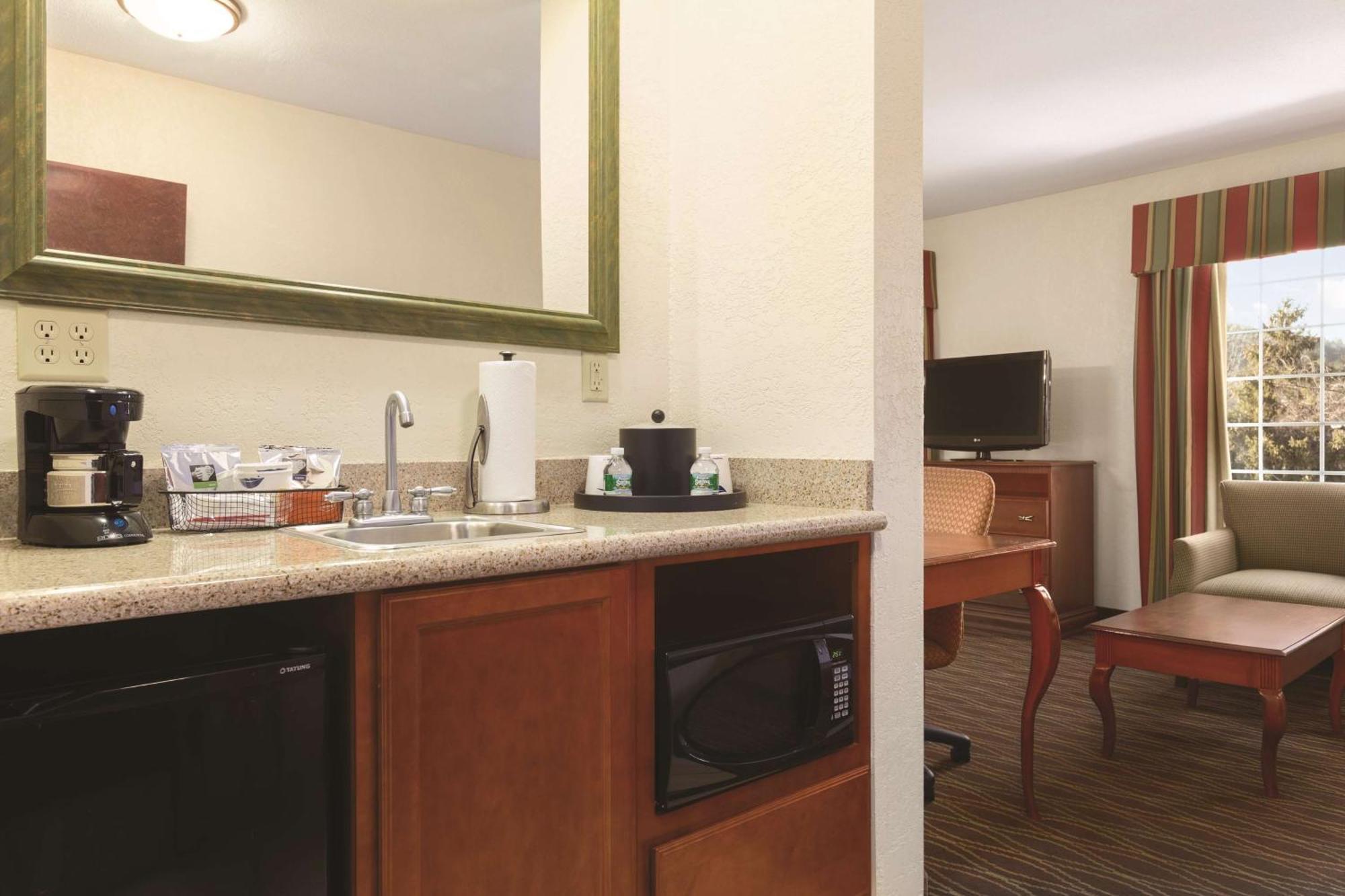 Hampton Inn & Suites Greenfield Bagian luar foto