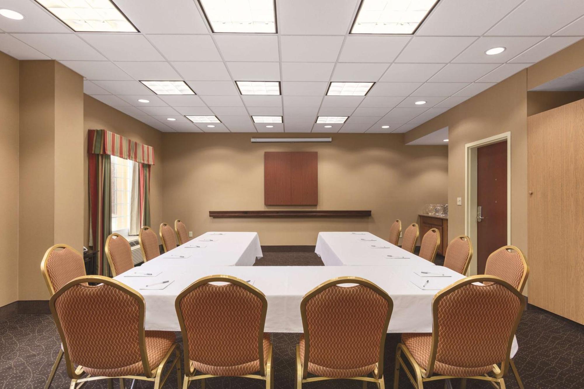 Hampton Inn & Suites Greenfield Bagian luar foto