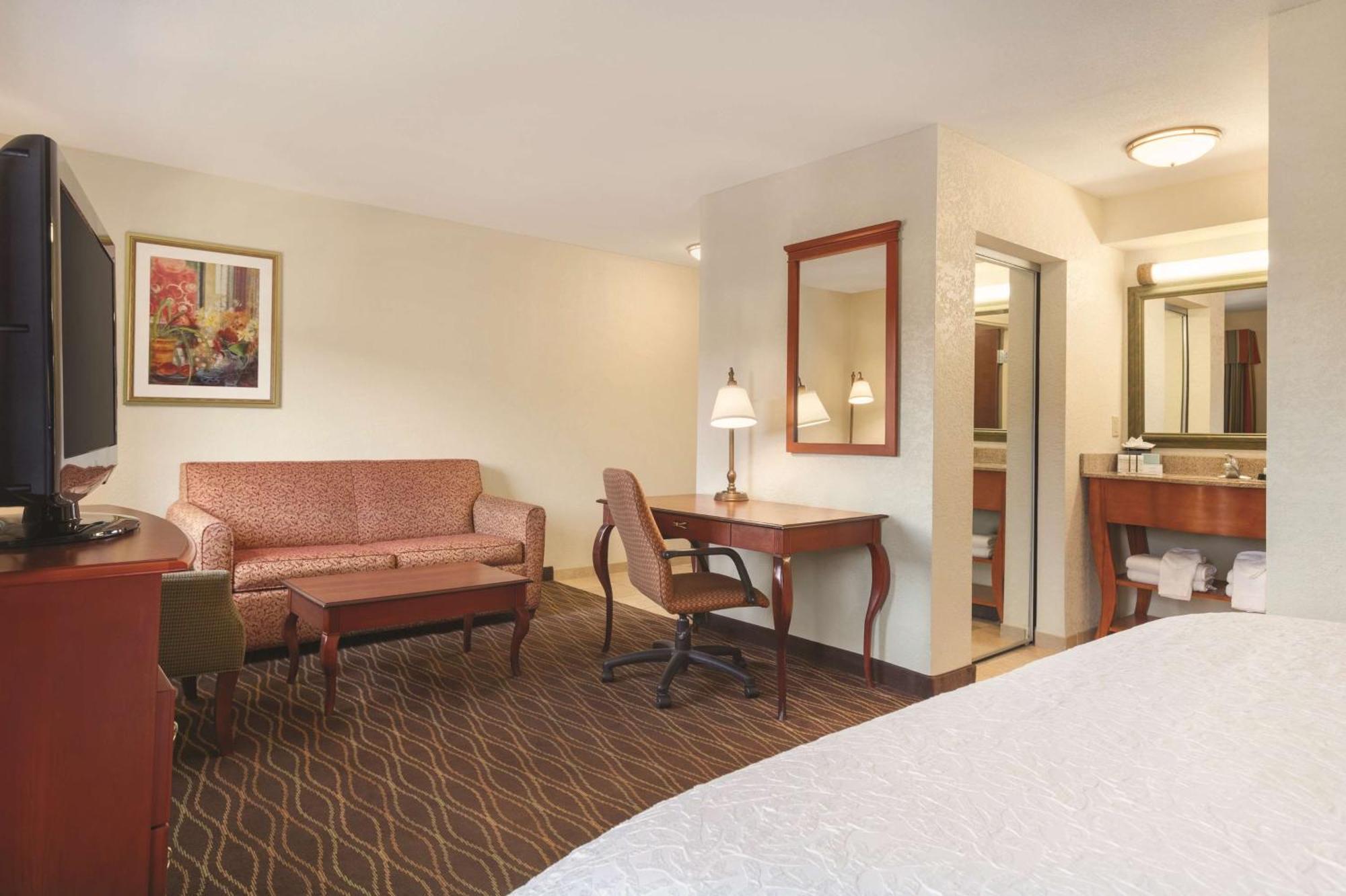 Hampton Inn & Suites Greenfield Bagian luar foto