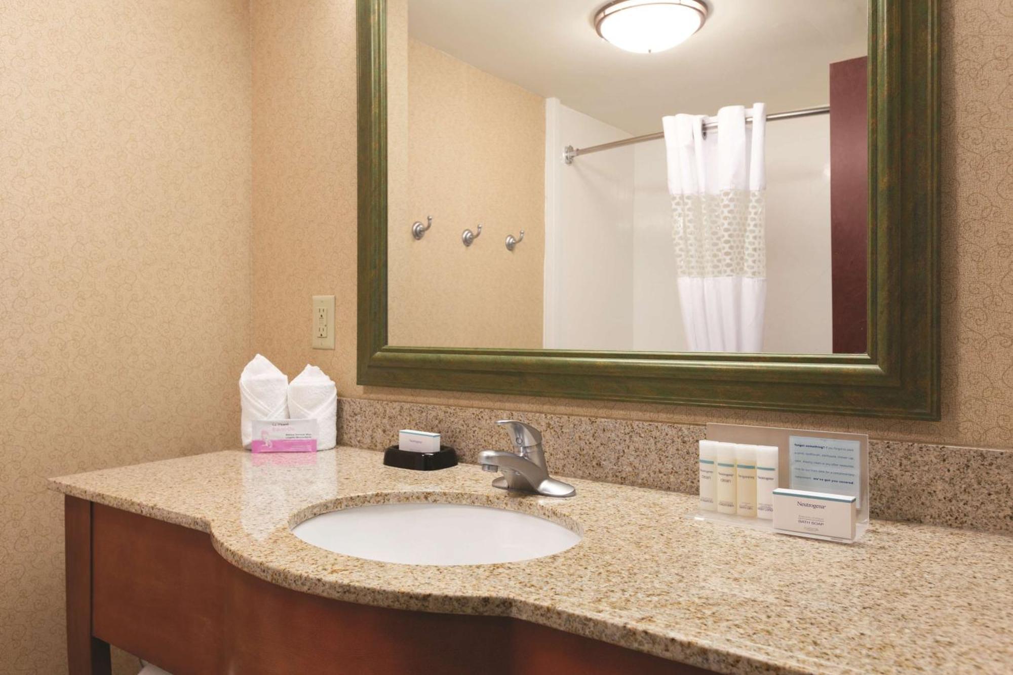Hampton Inn & Suites Greenfield Bagian luar foto