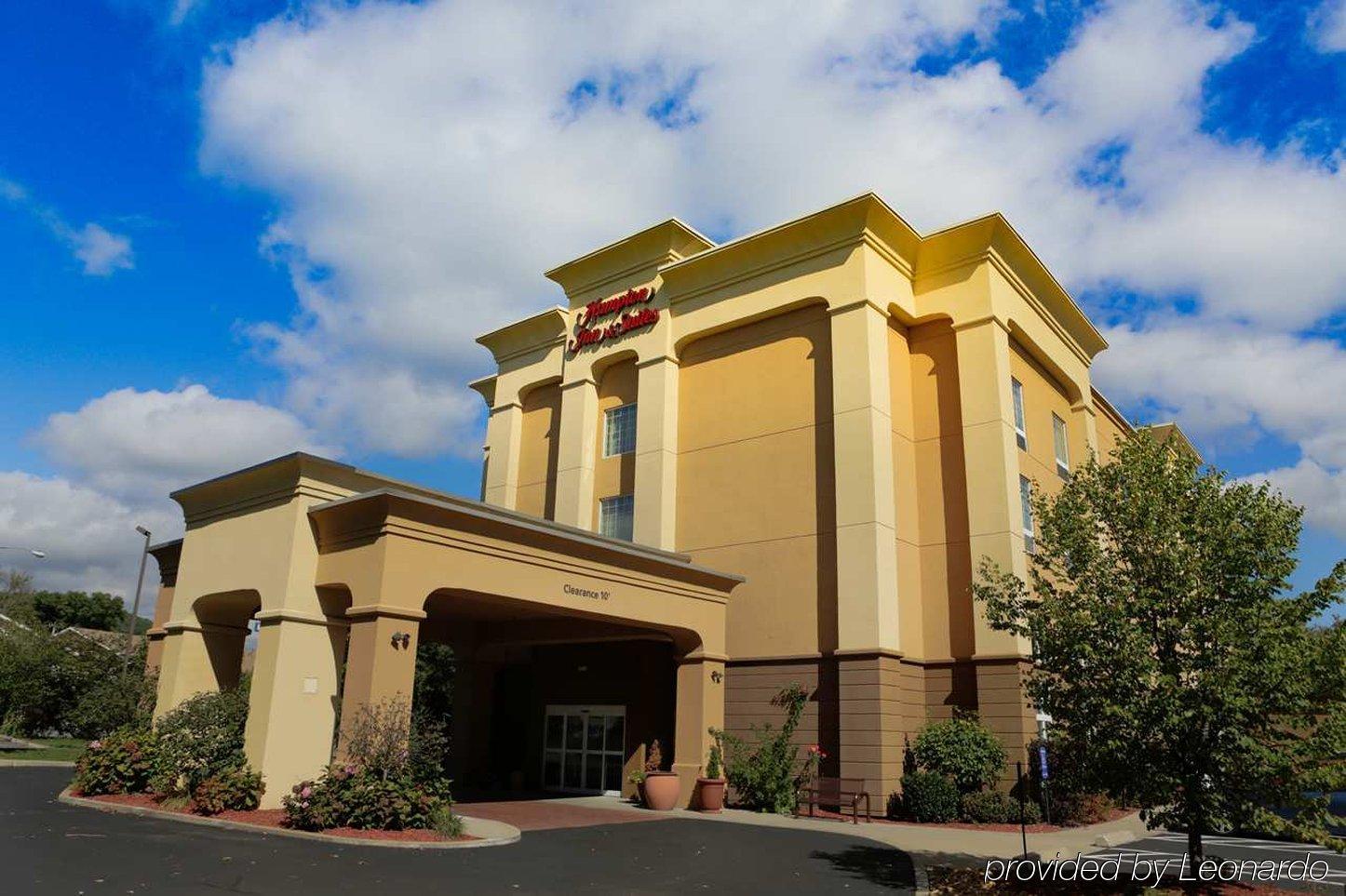 Hampton Inn & Suites Greenfield Bagian luar foto