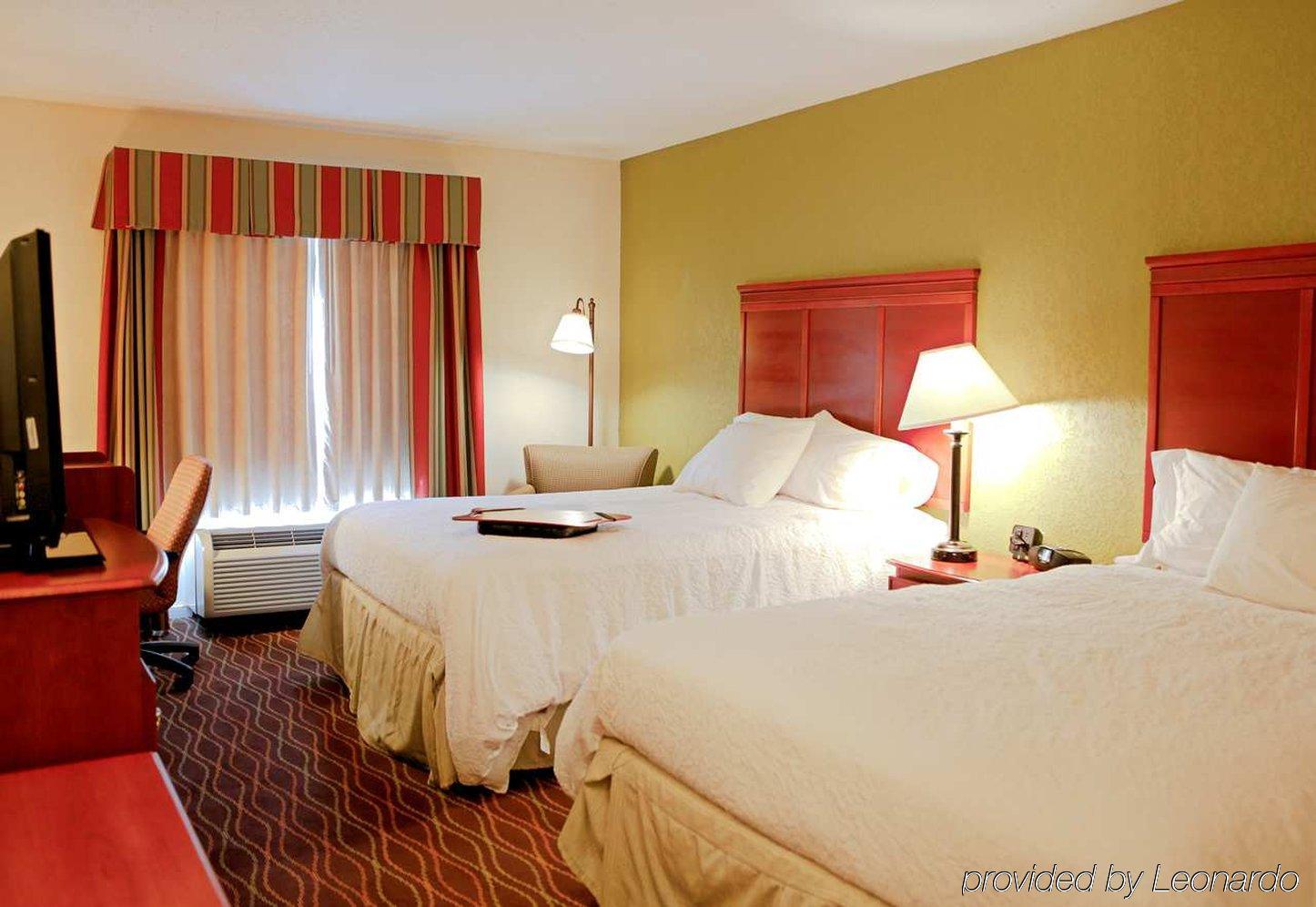 Hampton Inn & Suites Greenfield Bagian luar foto