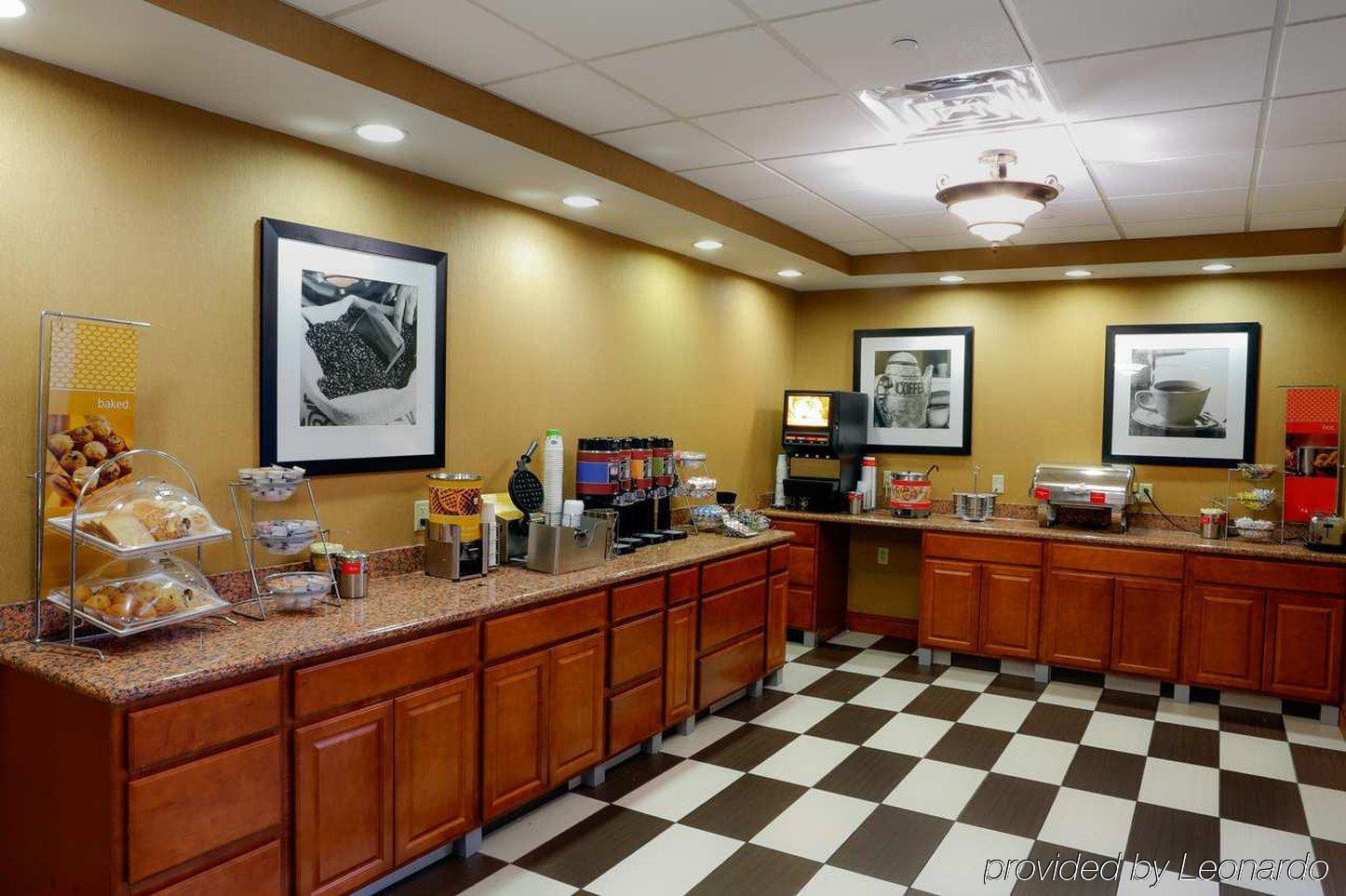 Hampton Inn & Suites Greenfield Bagian luar foto