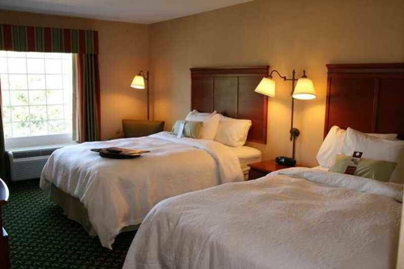 Hampton Inn & Suites Greenfield Bagian luar foto
