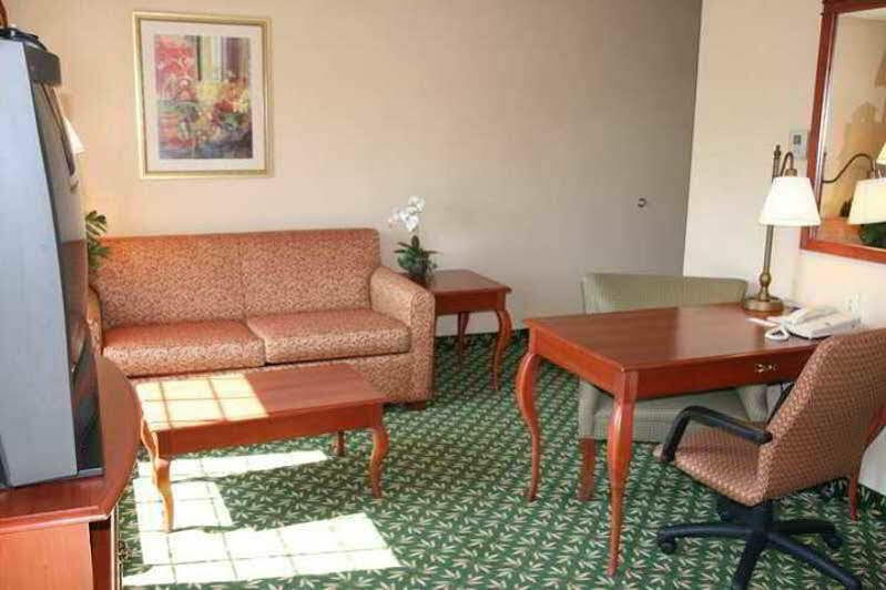 Hampton Inn & Suites Greenfield Bagian luar foto